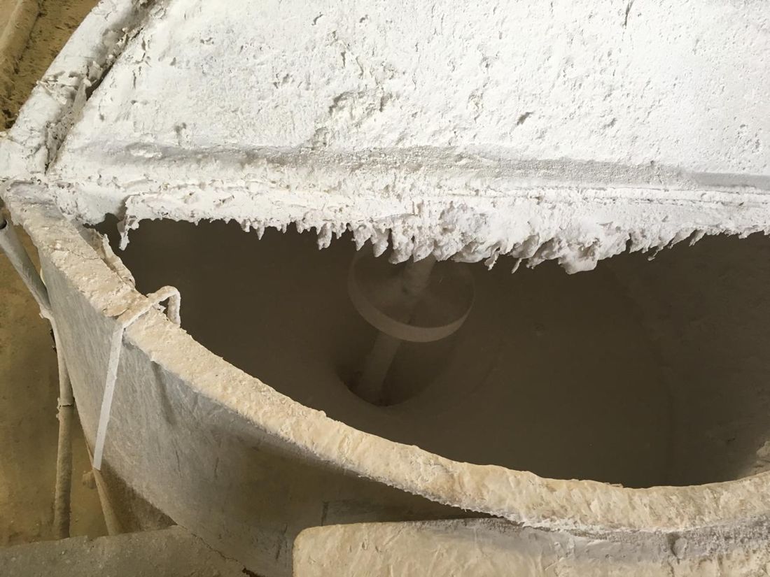 Fibra de celulosa dispersa en la mezcla de impermeabilizante acrílico