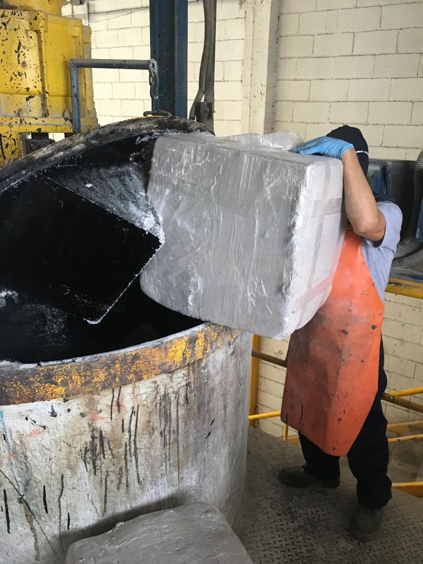 Operario vaciando una paca de fibra de celulosa FCB-150 en el mezclador de impermeabilizante